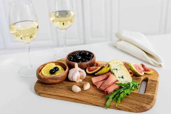 Close View Delicious Snacks Wooden Board Glasses Wine Table — Stock Photo, Image