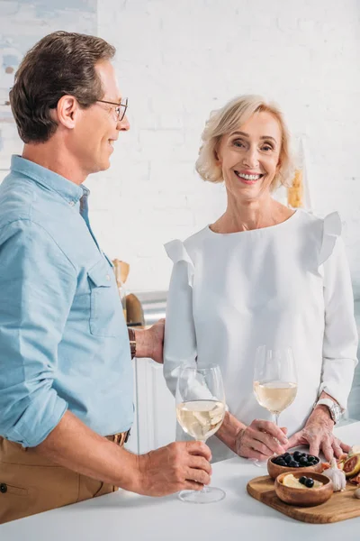 Feliz Casal Idoso Beber Vinho Juntos Casa — Fotografia de Stock