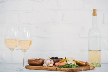 gözlük ve bir şişe şarap ve lezzetli aperatifler yakından görmek tablo