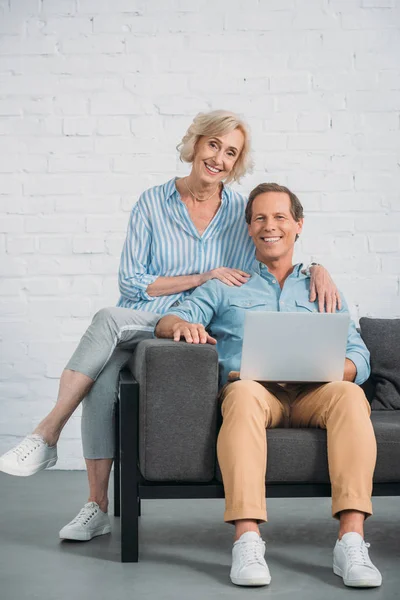 Feliz Pareja Ancianos Utilizando Ordenador Portátil Sonriendo Cámara —  Fotos de Stock