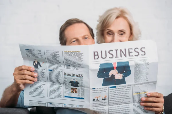 Felice Coppia Anziana Lettura Giornale Aziendale Insieme Casa — Foto Stock