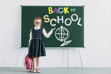 yazı okula çok güzel liseli kızlar blackboard sırt ile gösterilen sırt çantası ile