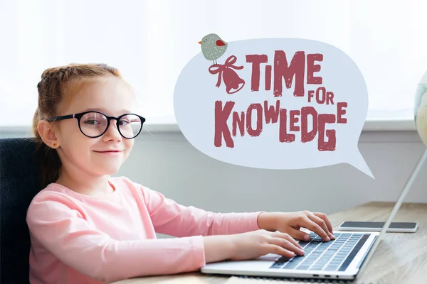 Beautiful Kid Eyeglasses Using Laptop Time Knowledge Lettering Speech Bubble — Stock Photo, Image