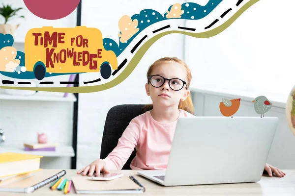 Nachdenkliches Kleines Schulkind Mit Brille Das Schreibtisch Sitzt Und Laptop — Stockfoto
