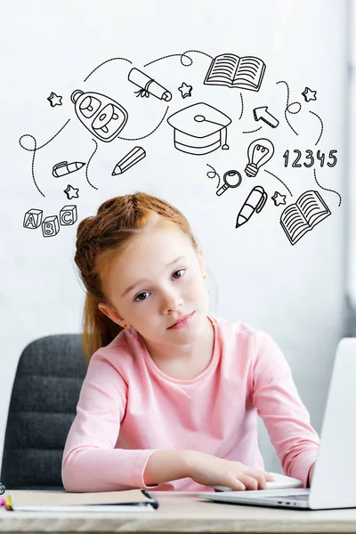 Скучная Маленькая Школьница Смотрит Камеру Используя Ноутбук Дома Образовательными Иконками — стоковое фото