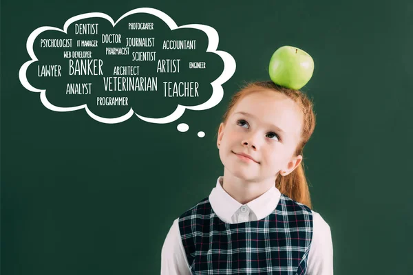 Nachdenkliches Kleines Rothaariges Schulmädchen Mit Apfel Auf Dem Kopf Das — Stockfoto