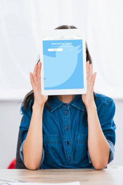 Genç kadın heyecan Web sitesi ekran ile dijital tablet tarafından yüz kapsayan 