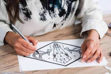 Kadın Moda Tasarımcısı Giyim Tasarım Studio çalışma masasında resim kırpılmış görüntü