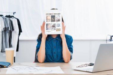 Genç kadın tarafından dijital tablet pinterest Web sitesinde ekran ile yüz kapsayan 