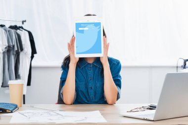 Genç kadın heyecan Web sitesi ekran ile dijital tablet tarafından yüz kapsayan 