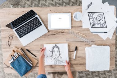 dizüstü bilgisayar ve dijital tablet ile google üstünde perde tablo resim koyarak kadın sanatçı kırpılmış görüntü