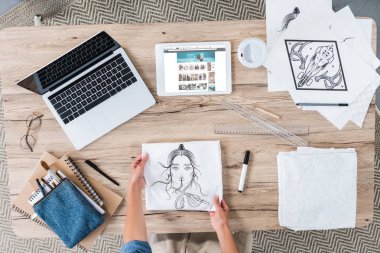 amazon üzerinde ekran ile dizüstü bilgisayar ve dijital tablet içeren tablo resim koyarak kadın sanatçı kırpılmış görüntü