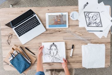 kadın sanatçı tablo dizüstü bilgisayar ve dijital tablet ile couchsurfing ekranda resim koyarak kırpılmış görüntü