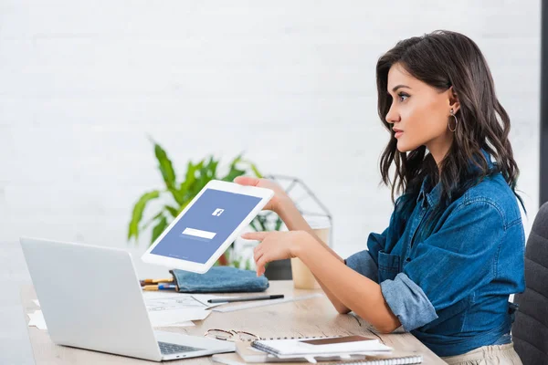 Sidovy Ung Kvinna Som Pekar Digital Tablet Skärmen Med Facebook — Stockfoto