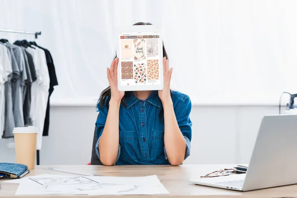 Young Woman Covering Face Digital Tablet Pinterest Website Screen — Stock Photo, Image