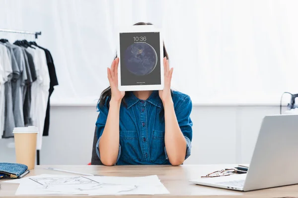 Young Woman Covering Face Ipad Tablet Table — Stock Photo, Image