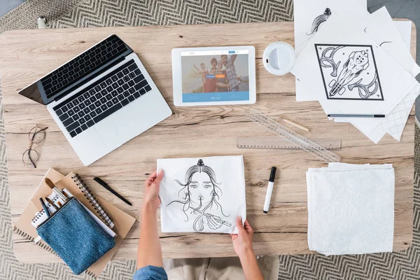 Bijgesneden Afbeelding Van Vrouwelijke Kunstenaar Schilderij Zetten Tabel Met Laptop — Stockfoto