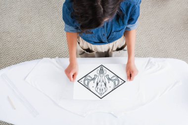 kadın moda tasarımcısı için ütü masası, boş beyaz t-shirt baskı seçme havai görünümü