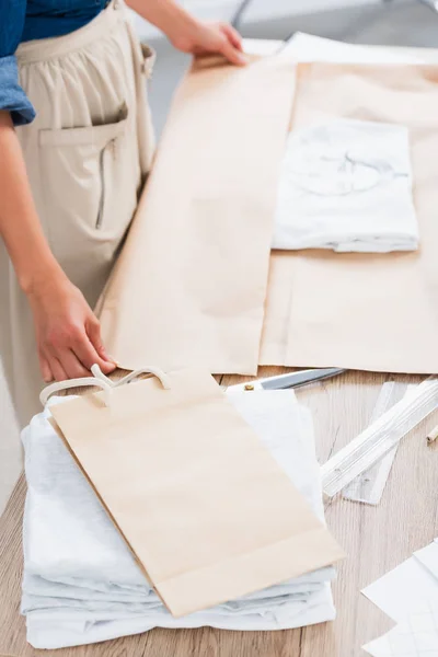 Imagen Recortada Mujer Diseñador Moda Envolver Camiseta Con Impresión Paquete — Foto de Stock