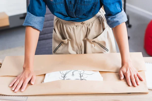 Imagen Recortada Mujer Diseñador Moda Envolver Camiseta Con Impresión Paquete — Foto de stock gratis