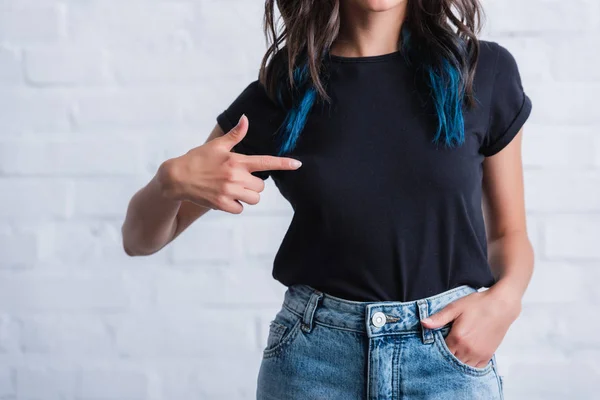 Genç Kadının Boş Siyah Shirt Üzerinde Parmak Tarafından Işaret Resim — Stok fotoğraf