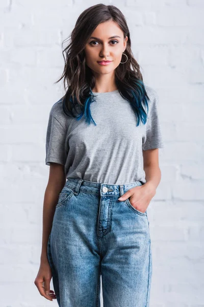 Enfoque Selectivo Mujer Joven Camiseta Gris Vacía Delante Pared Ladrillo — Foto de Stock
