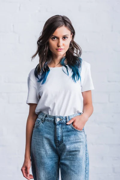 Selective Focus Young Woman Empty White Shirt Front Brick Wall — Stock Photo, Image