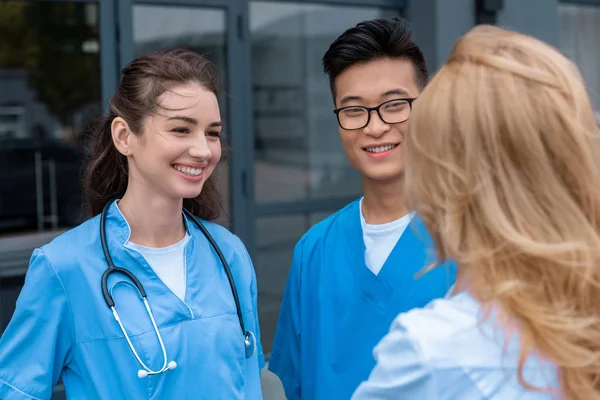 Вчитель Розмовляє Усміхненими Мультикультурними Студентами Медичному Університеті — стокове фото