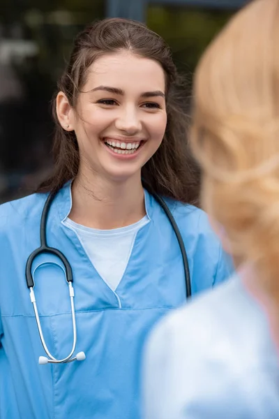 Smilende Medisinstudent Som Snakker Med Foreleser – stockfoto