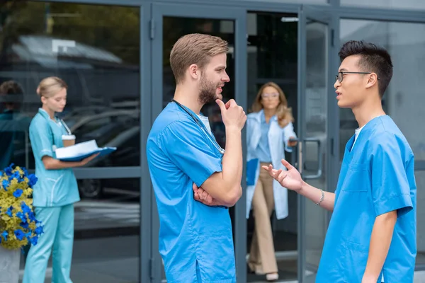 Vista Lateral Estudiantes Multiculturales Hablando Cerca Universidad Médica — Foto de Stock