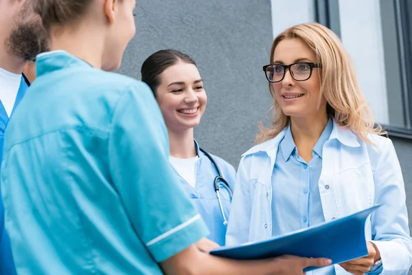 Uśmiechający Się Studentów Medycyny Stojąc Wykładowcą Pobliżu Uniwersytetu — Zdjęcie stockowe