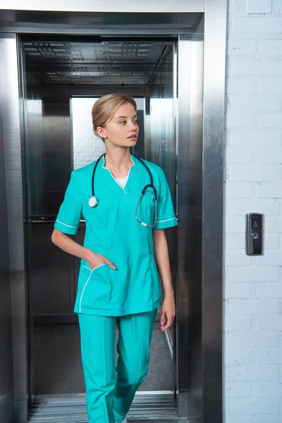 Attractive Medical Student Walking Elevator Medical University — Stock Photo, Image