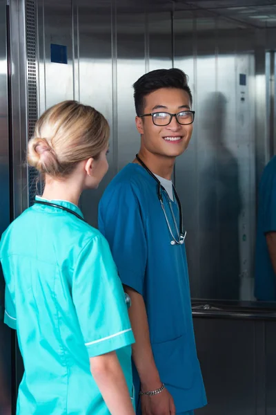 Estudantes Medicina Multicultural Entrando Elevador Universidade — Fotografia de Stock Grátis