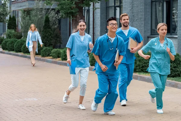 Studenti Multiculturali Che Corrono Vicino All Università Medica — Foto Stock