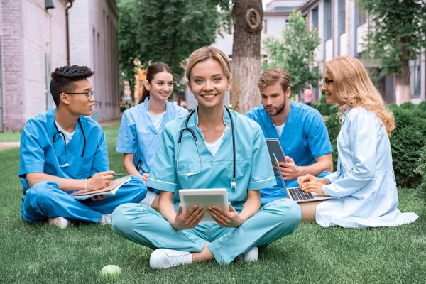 Professor Alunos Multiculturais Estudando Livre Com Gadgets Universidade Medicina — Fotografia de Stock