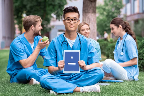 Asiático Estudiante Medicina Celebración Tableta Con Cargado Facebook Página — Foto de Stock