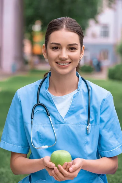 Estudiante Medicina Sonriente Sosteniendo Manzana Las Manos Mirando Cámara — Foto de Stock