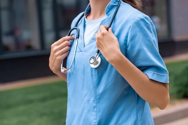 Imagen Recortada Estudiante Medicina Femenina Sosteniendo Estetoscopio Cuello —  Fotos de Stock