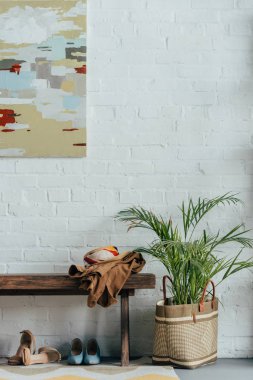 Evde modern koridorda ahşap Bank altında farklı ayakkabı