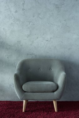 ofiste gri duvarının yakınında Bordo halı üzerinde gri tekli