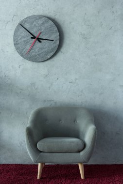 Office, duvar saati gri duvarının yakınında Bordo halı üzerinde gri tekli