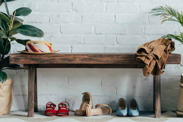 Verschillende Schoenen Onder Houten Bankje Gang Thuis — Stockfoto