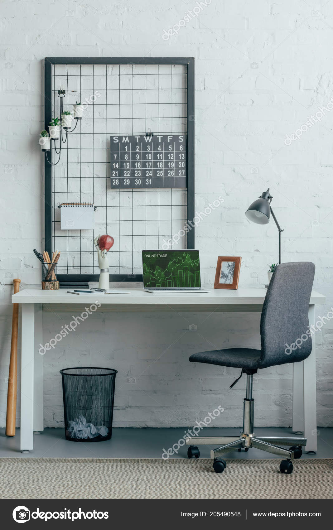 Ordenador Portátil Con Página Comercio Online Cargado Sobre Mesa ... Ordenador Portátil Con Página Comercio Online Cargado Sobre Mesa ...