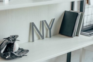 beyzbol topu, eldiven ve ny ofis rafta kelime 