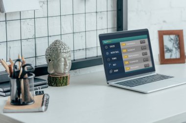 Laptop ile modern ofis tabloda sayfasında yüklü sportbets