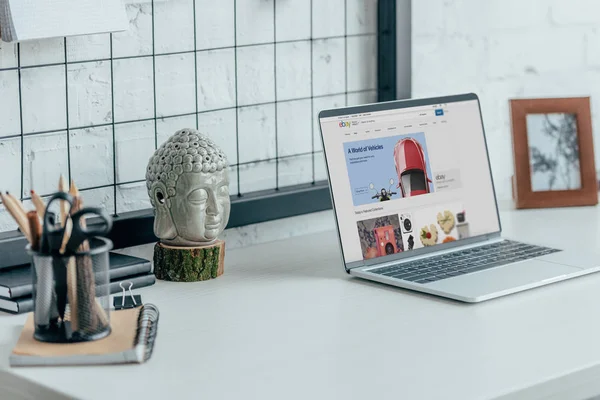 Laptop Mit Geladener Ebay Seite Auf Dem Tisch Modernen Büro — Stockfoto