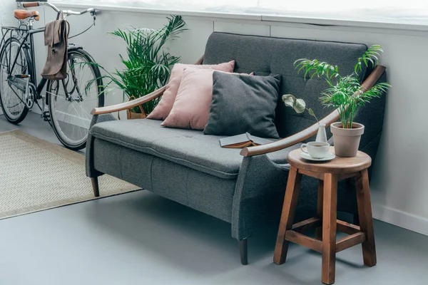 Graues Sofa Mit Kissen Fahrrad Der Wand Wohnzimmer — Stockfoto