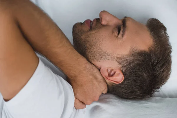 Homem Deitado Cama Sofrendo Dor Pescoço — Fotografia de Stock