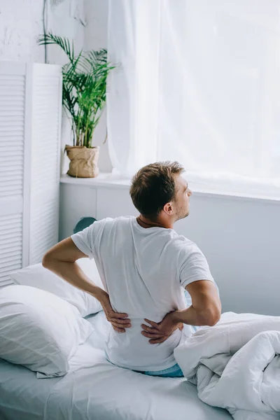 Vista Ángulo Alto Del Hombre Sentado Cama Que Sufre Dolor —  Fotos de Stock