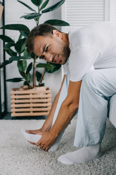 Junger Mann Der Fußschmerzen Hat Und Bett Die Kamera Schaut — Stockfoto